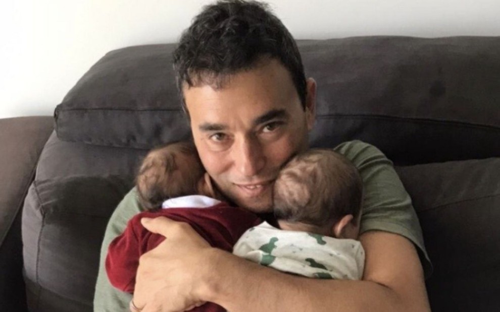 André Rizek abraça os filhos Pedro e João em foto