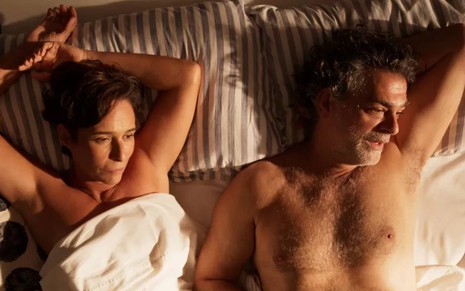 Andrea Beltrão e Eduardo Moscovis surgem sem camisa e lado a lado em cama em cena de Um Lugar ao Sol