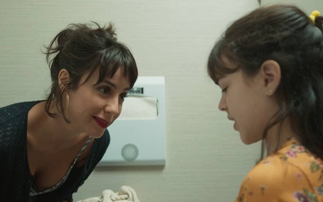 Atriz Andréia Horta olha para a atriz Maju Silva em cena de Um Lugar ao Sol