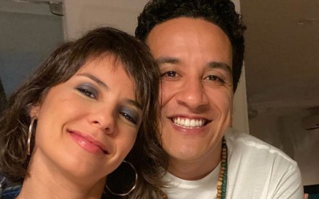 Andréia Horta e Marco Gonçalves sorriem e estão com rostos colados em foto publicada no Instagram