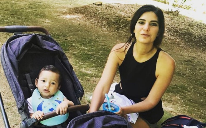 Em um parque, Andreia Sadi mostra os filhos em carrinhos de bebê