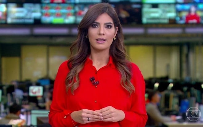 Andréia Sadi com uma blusa vermelha nos estúdios do Jornal Hoje em 2020