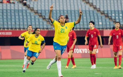 Andressa Alves, da seleção feminina, comemora gol com Marta e Bia Zaneratto. Andressa levanta as mãos para o céu e Marta com Bia correm atrás