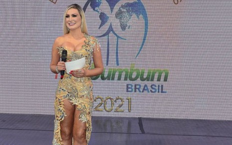 Andressa Urach no palco do Miss Bumbum Brasil 2021 em 5 de julho de 2021