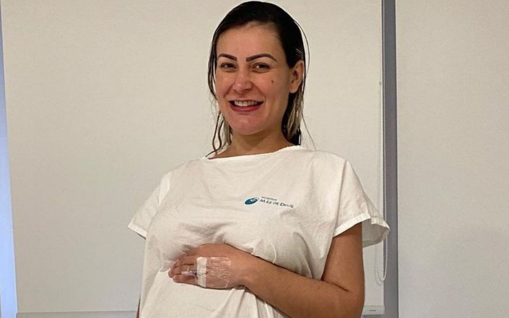 Andressa Urach em foto publicada no Instagram; a modelo está de roupa hospitalar e exibe sua barriga de 8 meses