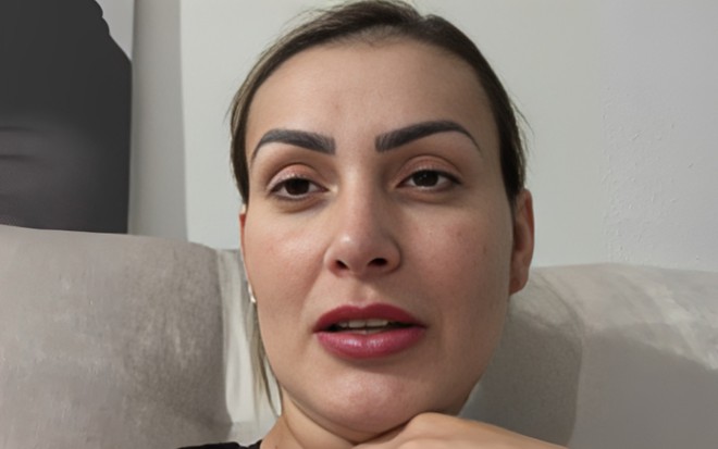 Andressa Urach chora em vídeo publicado no YouTube, em março