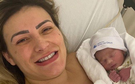 Andressa Urach posa para foto em cama de hospital ao lado do filho recém-nascido