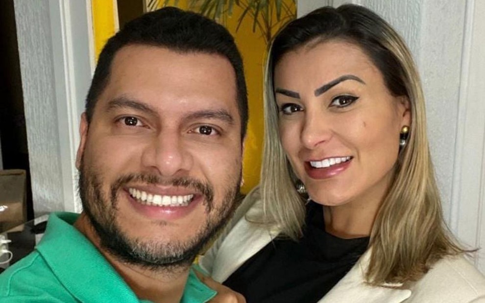 Thiago Lopes e Andressa Urach sorriem e posam para foto antiga publicada no Instagram