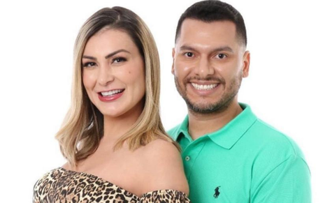 Andressa Urach usa blusa de oncinha ao abraçar o marido, Thiago Lopes, que está com uma blusa verde