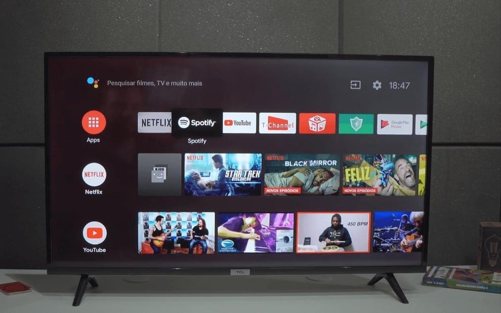 Smart TV exibindo menu do sistema Android