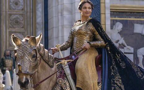 Cynthia Addai-Robinson monta cavalo em cena da primeira temporada de O Senhor dos Anéis: Os Anéis de Poder