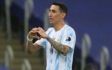 Jogador Di Maria, usando o uniforme principal da Argentina, branco com listras azuis claras, durante partida de futebol