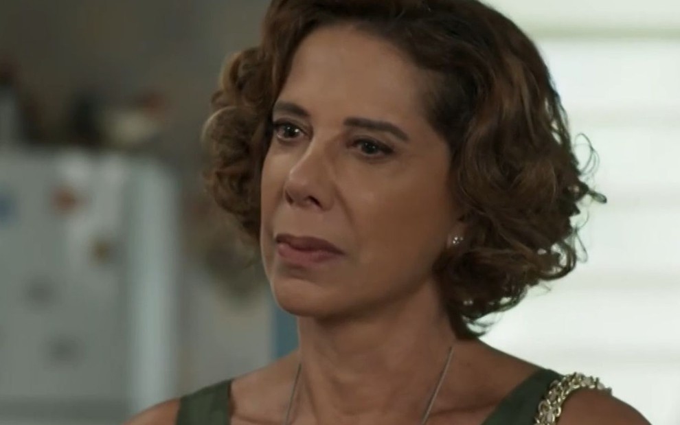 Angela Vieira com expressão séria em cena como Lígia da novela Pega Pega