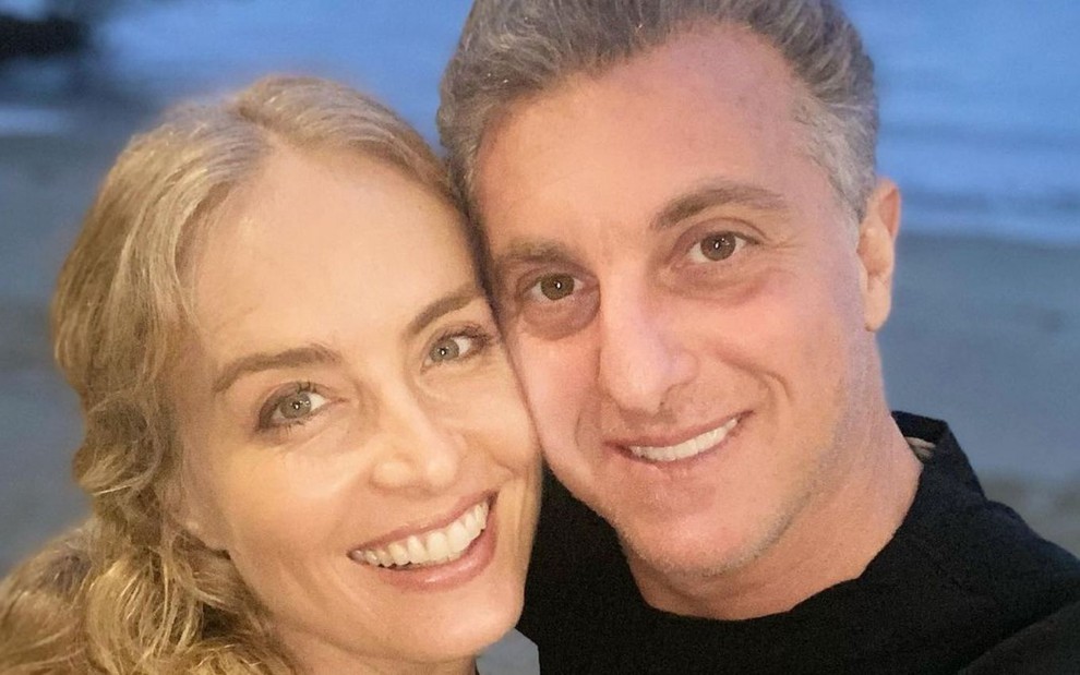 Angélica e Luciano Huck sorriem e estão com rostos coladinhos em foto publicada no Instagram