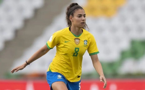 Angelina Costantino, da seleção feminina do Brasil, joga e veste uniforme amarelo com detalhes verdes