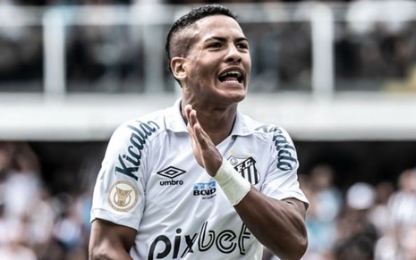 Ângelo, do Santos, joga pelo clube com uniforme inteiro branco