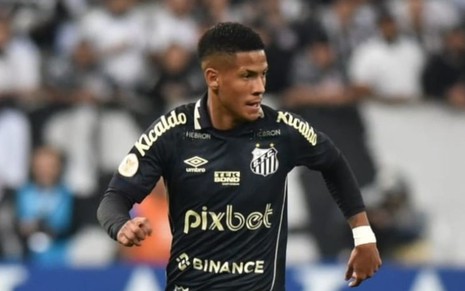 Ângelo, do Santos, joga pelo clube com uniforme inteiro preto