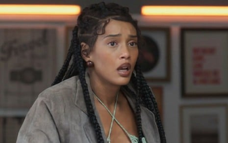 Taís Araujo em cena como Anita, sua personagem de Cara e Coragem: ela está com expressão de surpresa