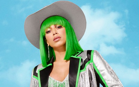 Imagem de Anitta com peruca verde e chapéu de fazendeira em ensaio fotográfico