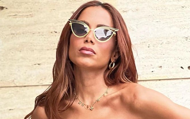 Anitta de óculos escuro posa para foto no Instagram