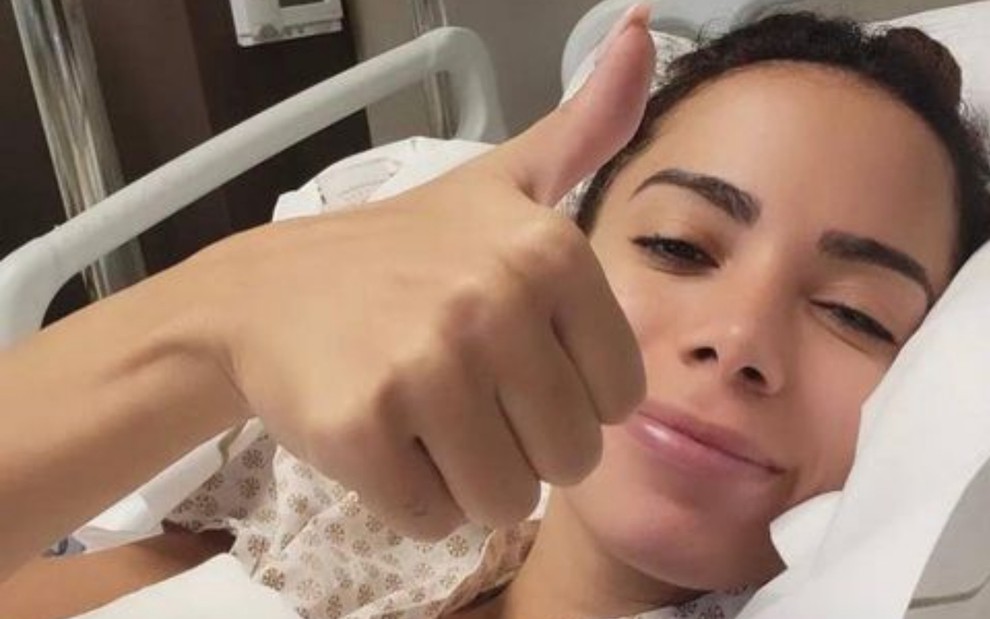 Anitta em foto tirada da cama do hospital