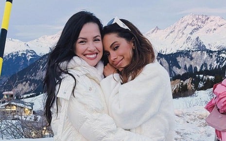 Juliette Freire, à esquerda, e Anitta, à direita: elas estão abraçadas em cenário com neve