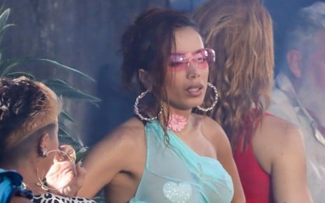 Anitta em set de filmagens de novo videoclipe