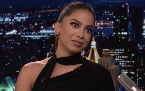 A cantora Anitta faz expressão de deboche durante entrevista