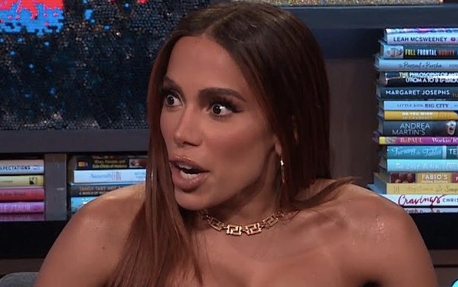 A cantora Anitta em entrevista a What Happens Live with Andy Cohen