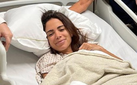 Anitta na internação para cuidar de complicações da endometriose