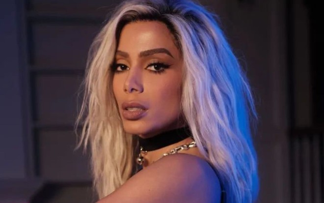 Imagem de Anitta de peruca loira