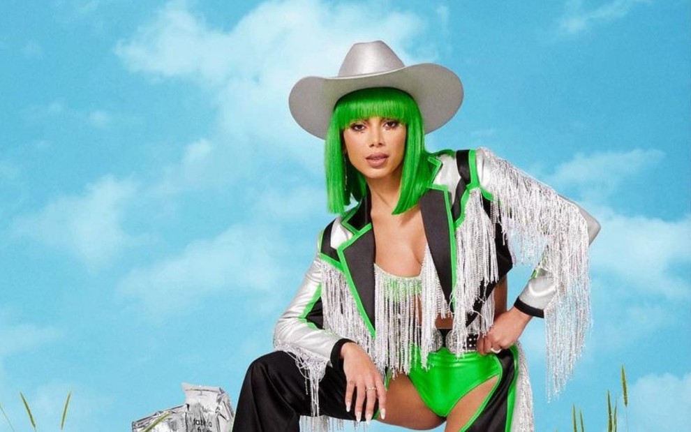 De cabelo verde, Anitta usa chapéu e roupa típica sertaneja para divulgar seu novo negócio