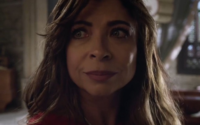 A atriz Anna Lima com expressão séria em cena como Bateseba na novela Reis