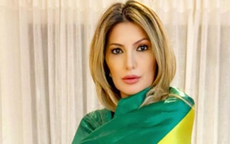 Antonia Fontenelle enrola o corpo com a bandeira do Brasil