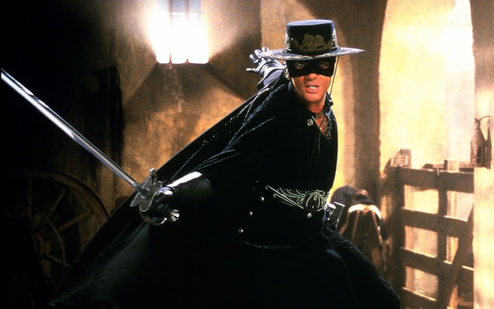 Antonio Banderas com espada na mão em cena de A Máscara do Zorro