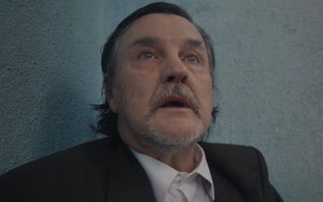 Antonio Calloni com expressão de desespero e lágrimas nos olhos em cena como Matias na novela Além da Ilusão