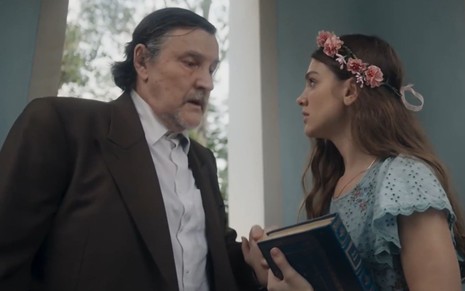 Matias (Antonio Calloni) conversa com Olívia (Debora Ozório) em cena da novela Além da Ilusão