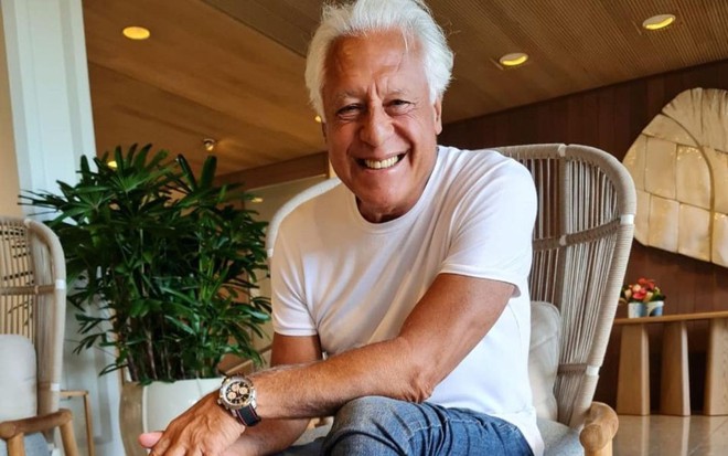 Imagem de Antonio Fagundes de camiseta branca e calça jeans