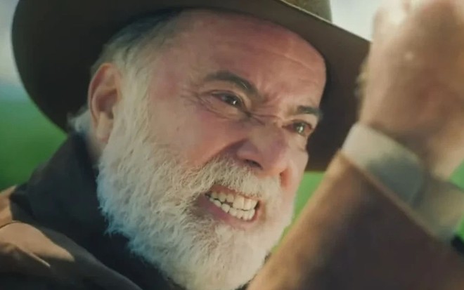 Em cena de Terra e Paixão, Tony Ramos está esbravejando de raiva