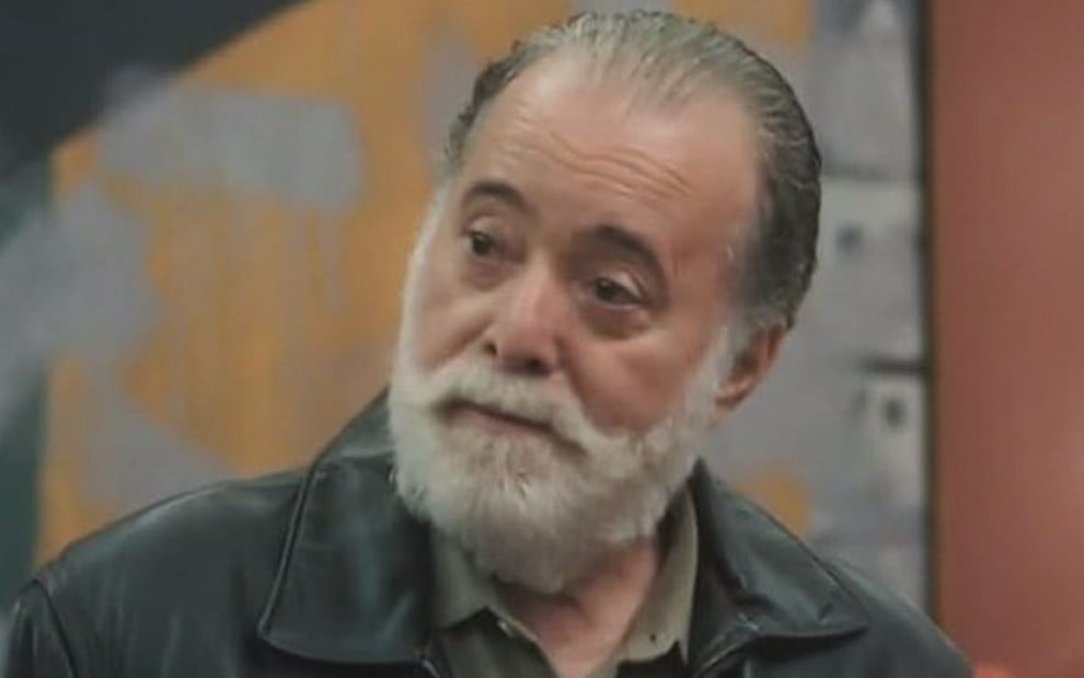 Tony Ramos com expressão séria em cena como Antônio La Selva na novela Terra e Paixão