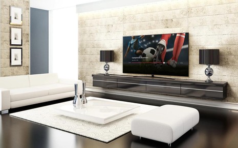 Sala com TV LG rodando aplicativo da Claro com canais ao vivo