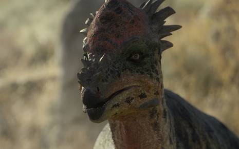 Dinossauro encara a câmera em imagem feita por computador da série documental Planeta Pré-Histórico