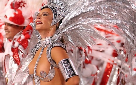 Paolla Oliveira em desfile de Carnaval na Marquês de Sapucaí