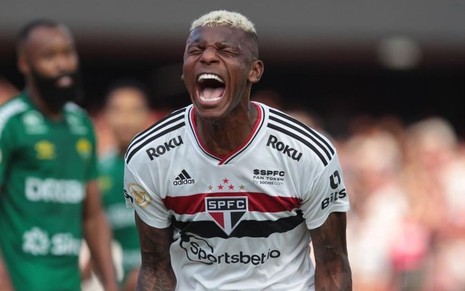 Com uniforme branco com listras preta e vermelha, Arboleda, do São Paulo, grita com alguém fora do quadro da imagem