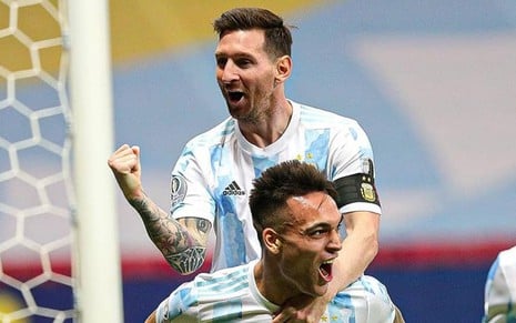 Lionel Messi está montado em Lautaro Martínez enquanto comemora gol da Argentina