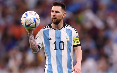 Messi, da Argentina, veste uniforme branco com listras azuis e detalhes pretos durante partida
