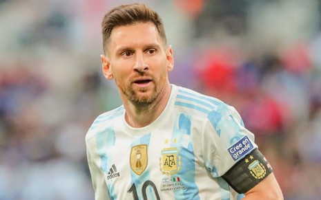Messi, da Argentina, veste uniforme branco com listras azuis claras durante jogo da seleção