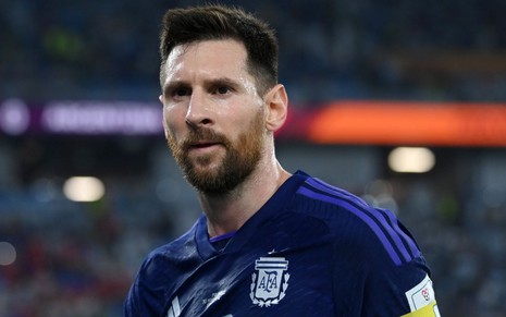 Messi, da Argentina, veste uniforme azul com detalhes lilás e prata durante partida da seleção