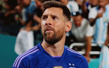 Messi, da Argentina, veste uniforme azul com detalhes lilás e brancos durante partida