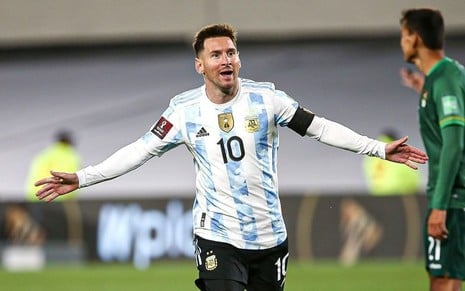 Imagem do jogador Messi, vestindo uniforme tradicional da Argentina e comemorando os gols contra a Bolívia